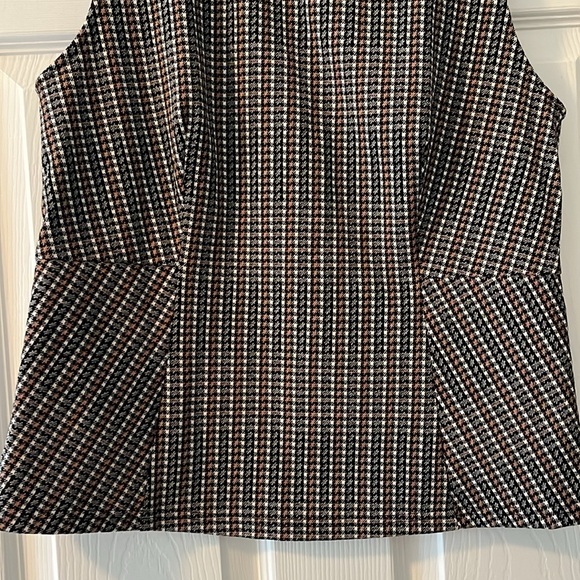 Styling… great print, wear with tie or not at neck. Sleeveless for alone / under - Picture 12 of 12